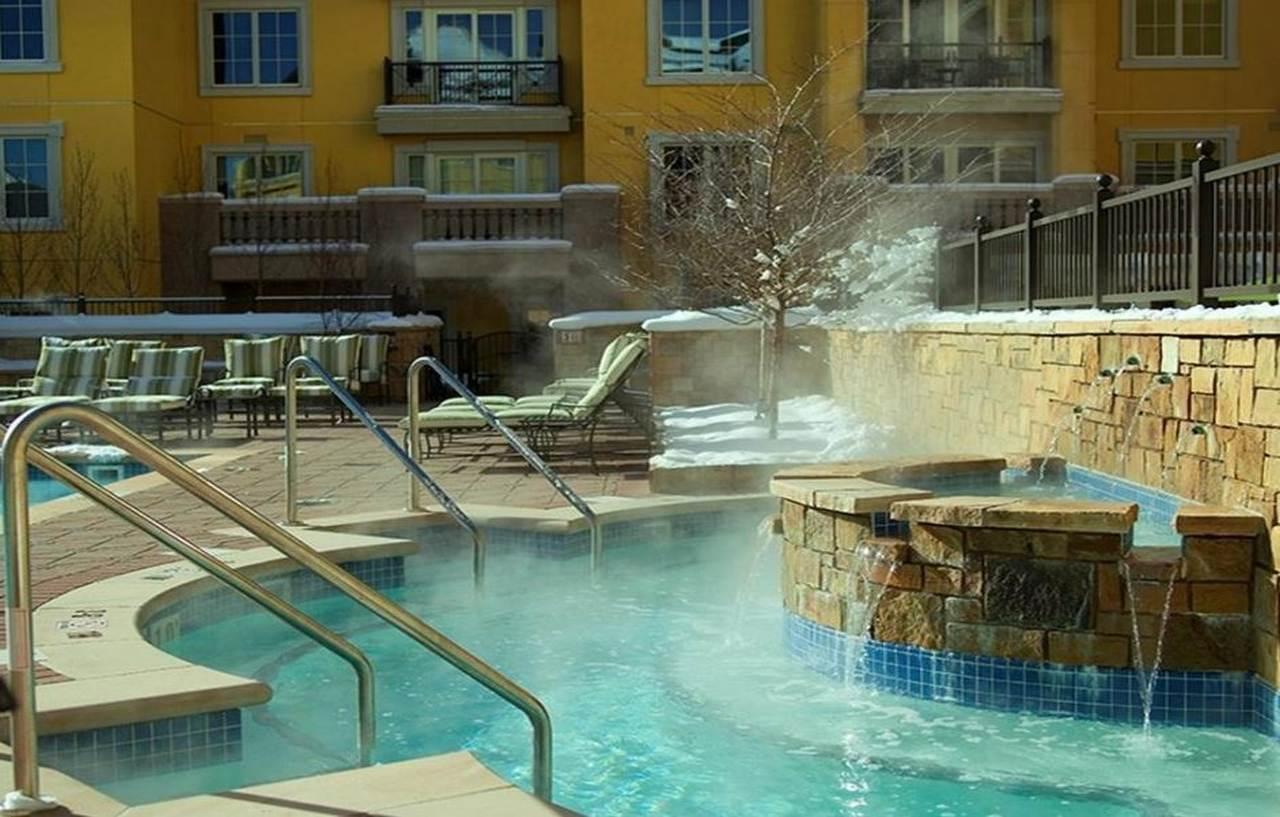 Legendary Lodging At The Ritz Vail Esterno foto