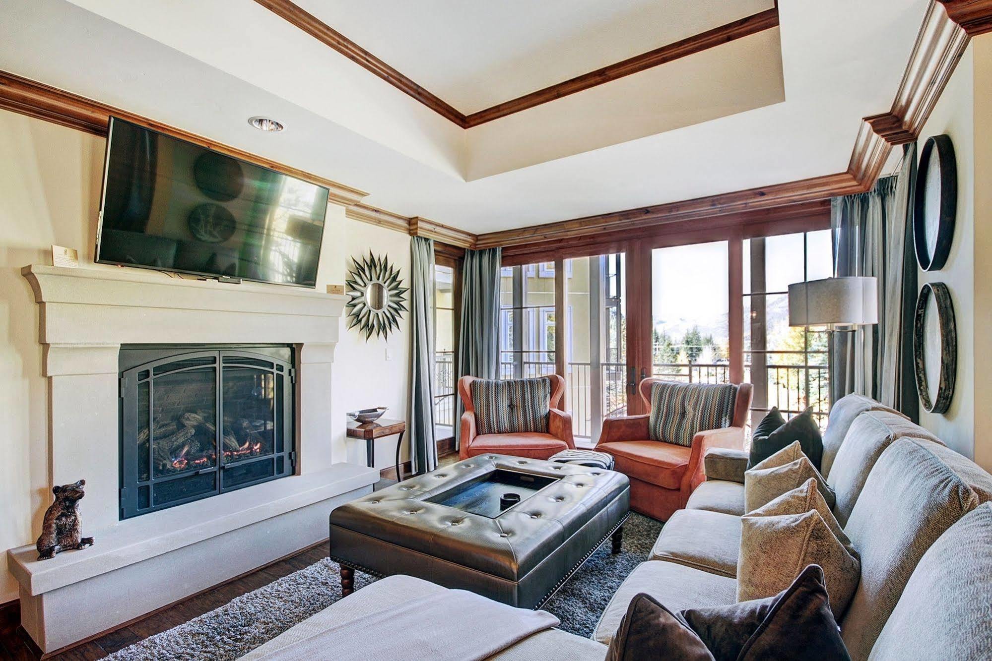 Legendary Lodging At The Ritz Vail Esterno foto