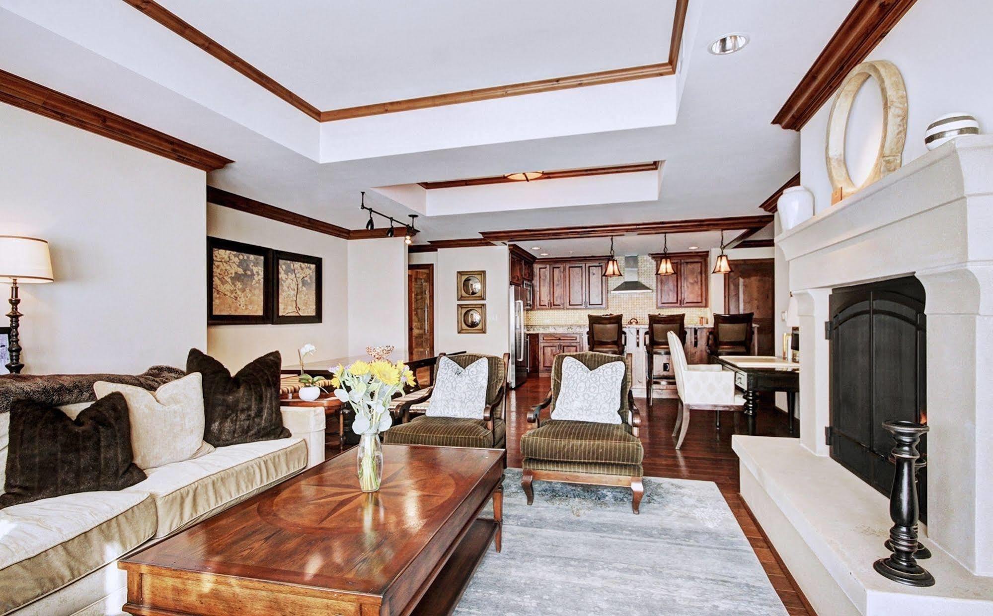 Legendary Lodging At The Ritz Vail Esterno foto